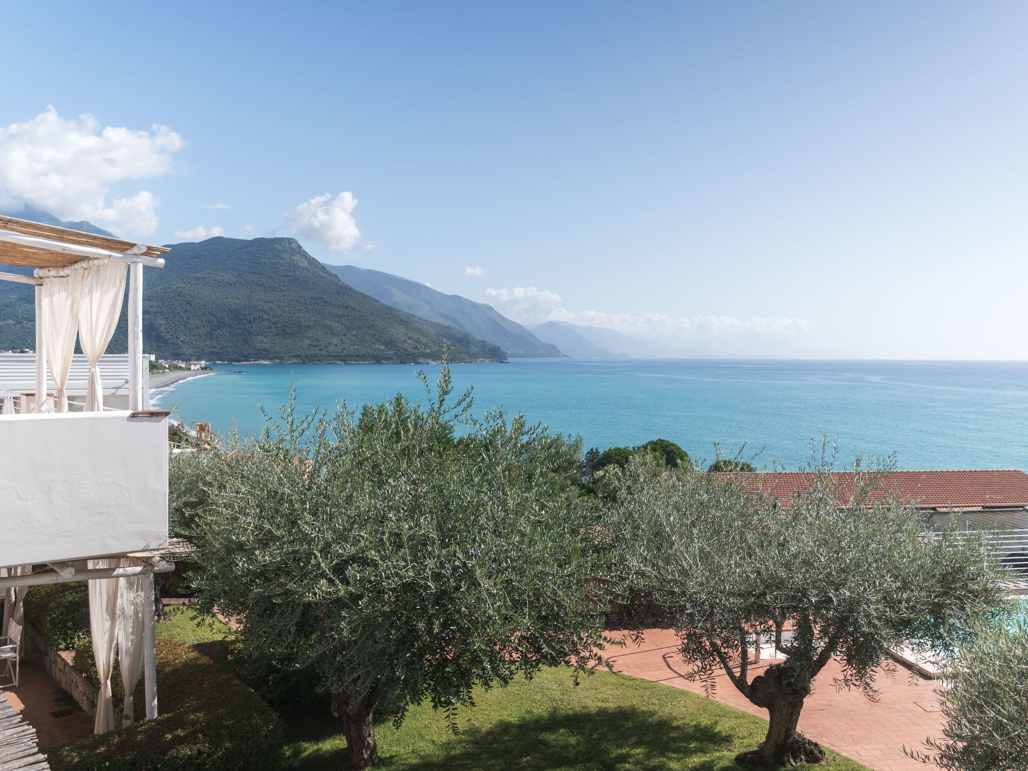 In the heart of Cilento, between the blue of the sea and the green of the mountains, stands Le Ruve Bianche, a residence that seems to emerge from the landscape itself. Immersed in the poetic tranquil..