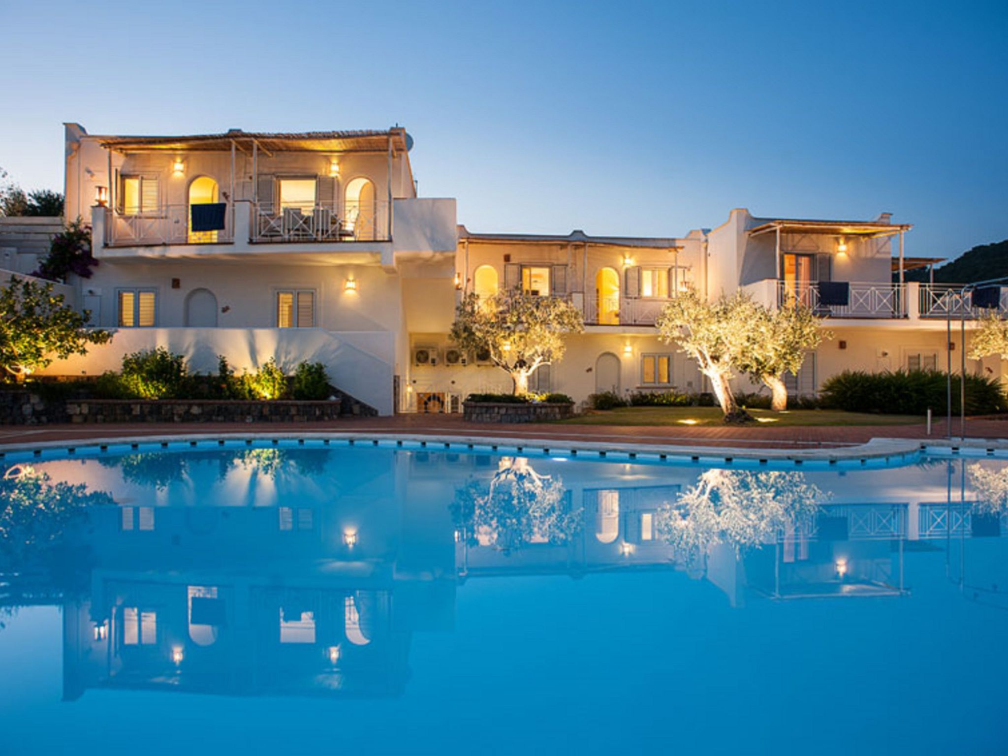 In the heart of the Cilento region, on a green hill just a few steps from the sea, stands Le Ruve Bianche, an elegant residence in the Villammare landscape.Surrounded by lush Mediterranean gardens, th..