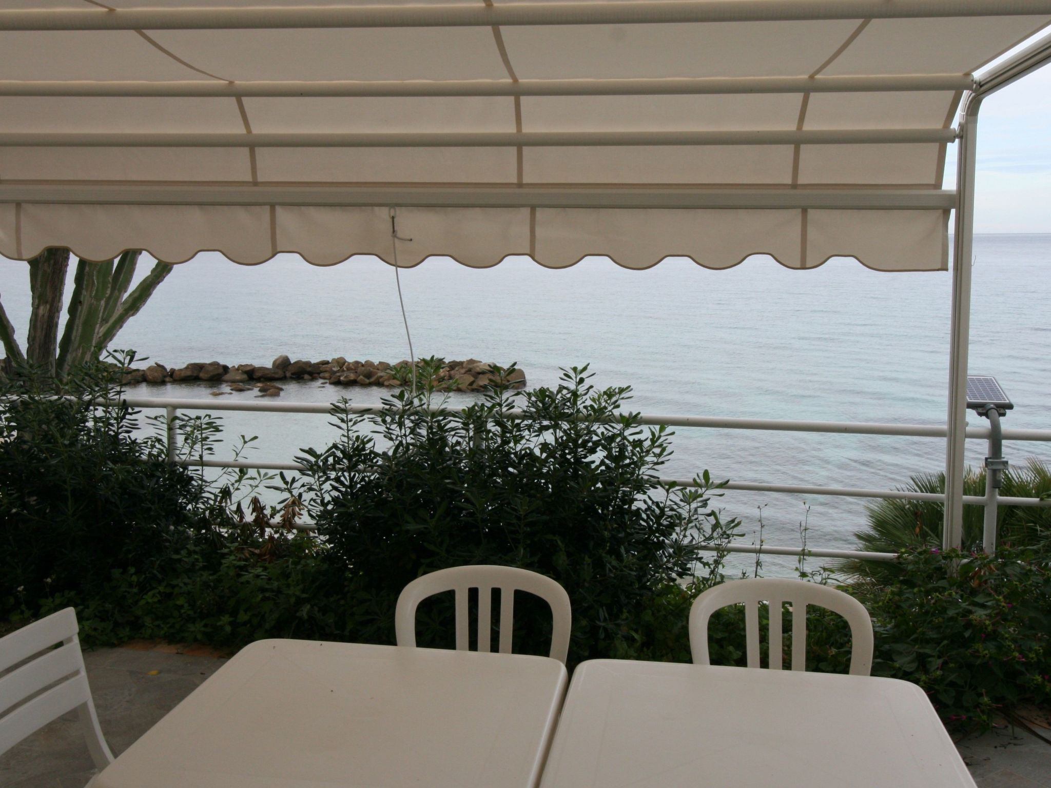 Studio flat in semi-detached villa by the sea with independent garden and terrace, direct access to the beach, 3 km from the village. The studio apartment is located on the ground floor of the garden ..