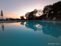 Villa im Grünen mit Schwimmbad, in der Nähe des Meeres
