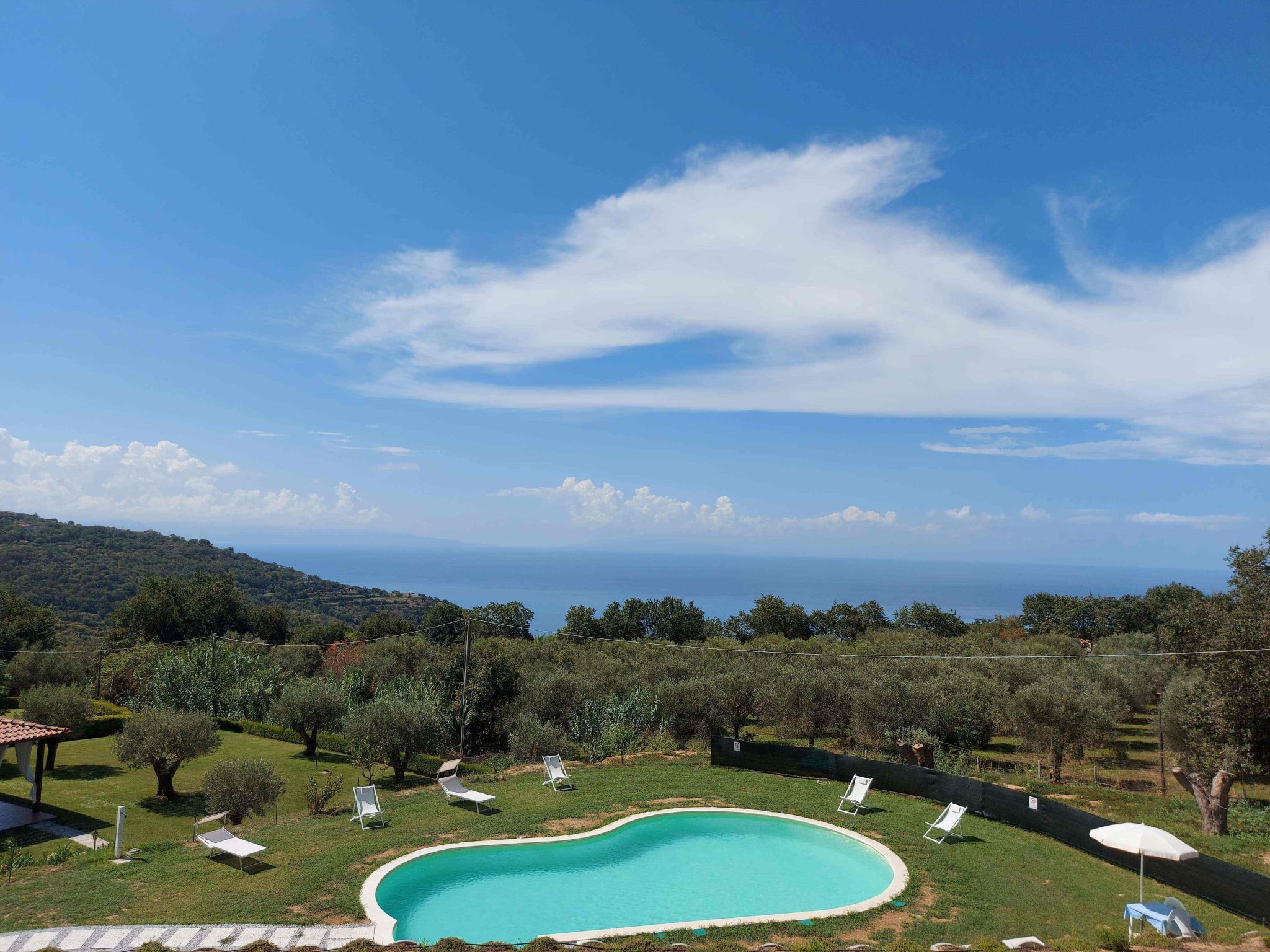 Villa im Grünen mit Schwimmbad und Meerblick
