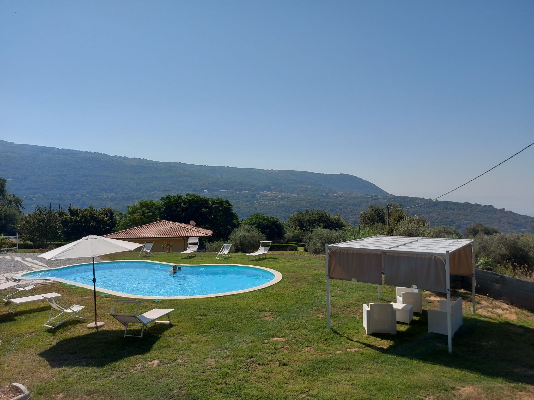Villa im Grünen mit Schwimmbad und Meerblick