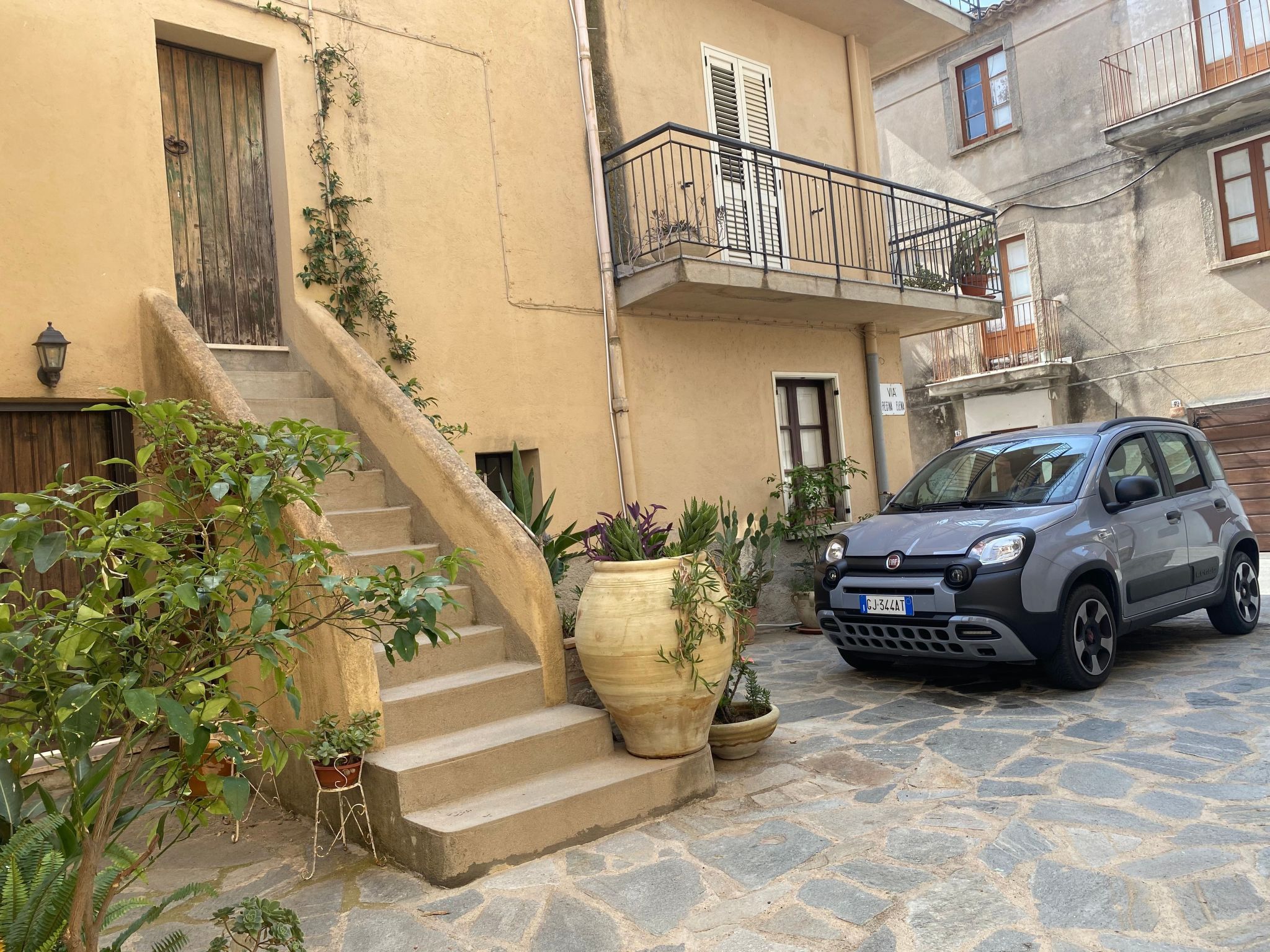 Geräumige Artemide-Wohnung mit Terrasse-Image-tags.info