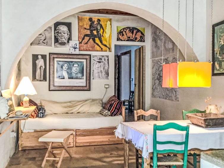 "Chiarotti", appartement 2-kamers 45 m2 op de 1e verdieping. Ruim, smaakvol en gezellig ingericht: Bovenverdieping: (buitentrap) woon-/slaapkamer met 1 divanbed en eettafel. Uitgang naar de loggia. 1 ..