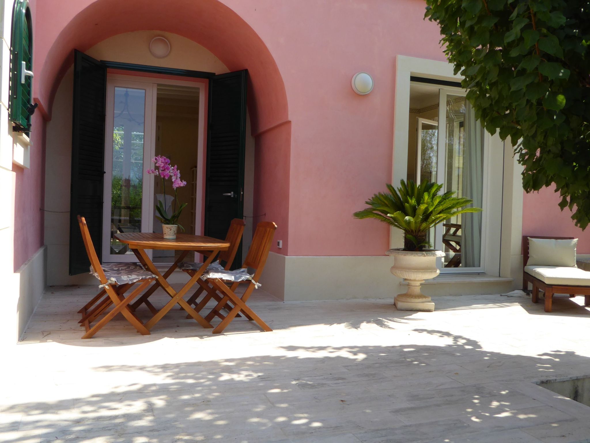 Sirgole Rosa-Drinnen