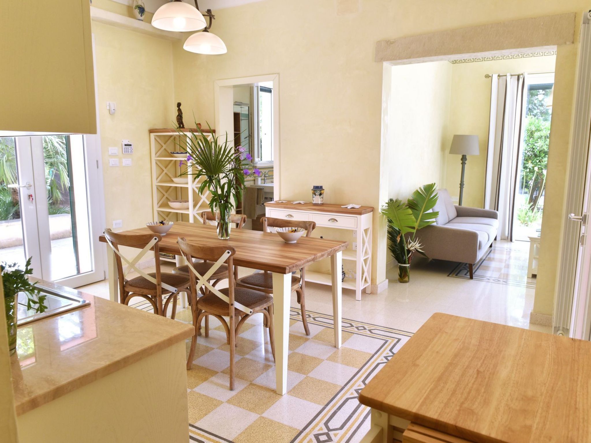 Sirgole Rosa-Drinnen