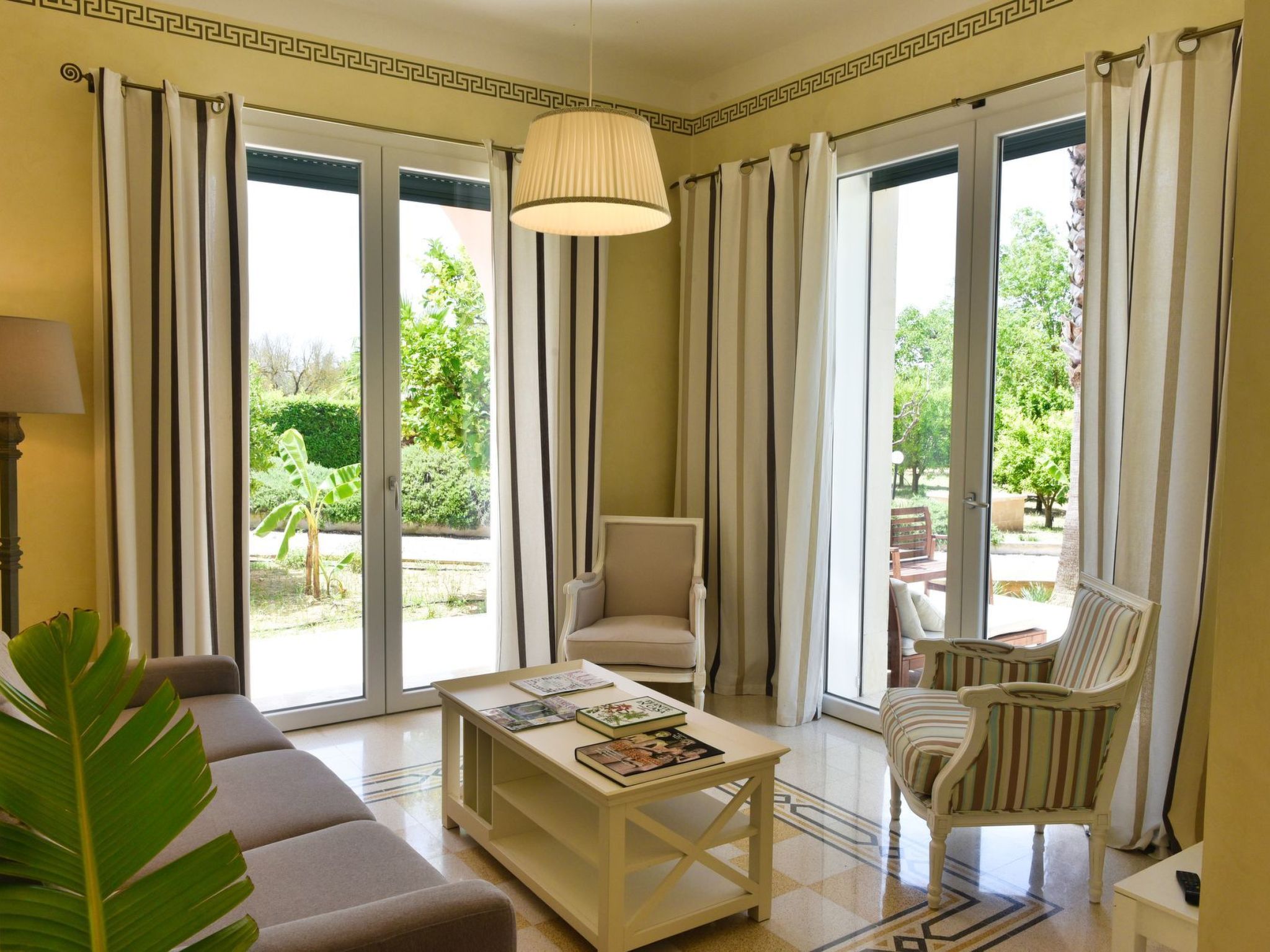 Sirgole Rosa-Drinnen