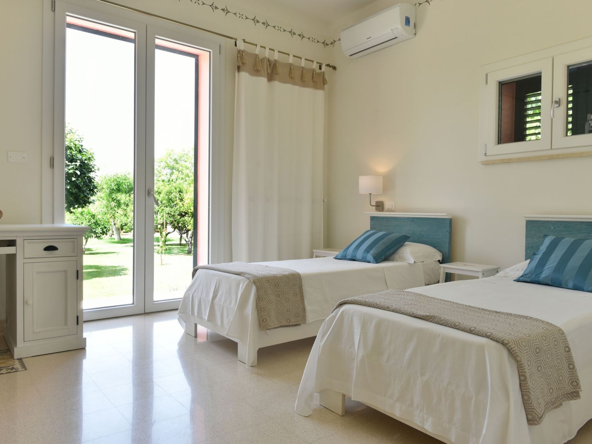 Sirgole Rosa-Drinnen