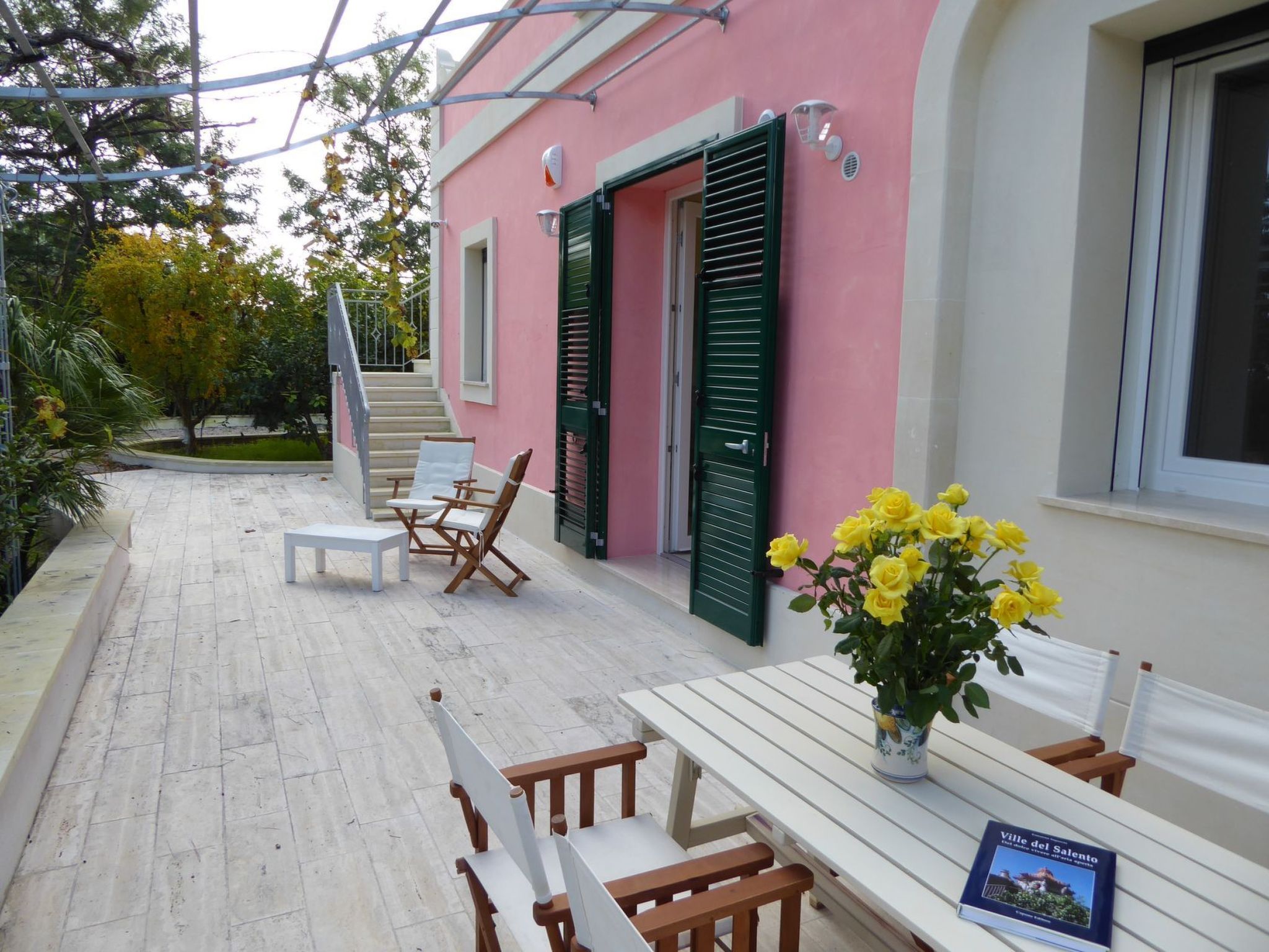 Sirgole Rosa-Drinnen