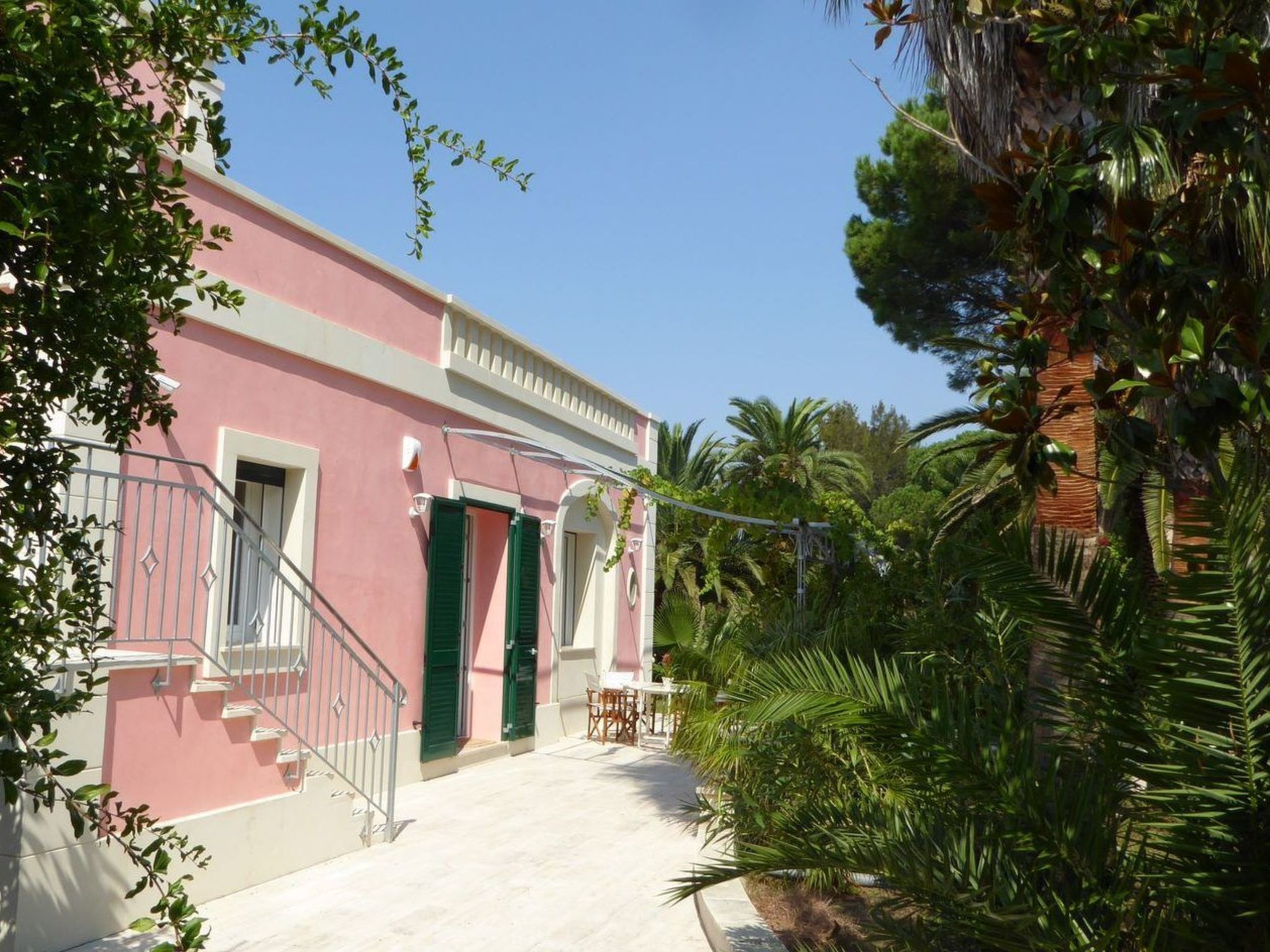 Sirgole Rosa-Drinnen