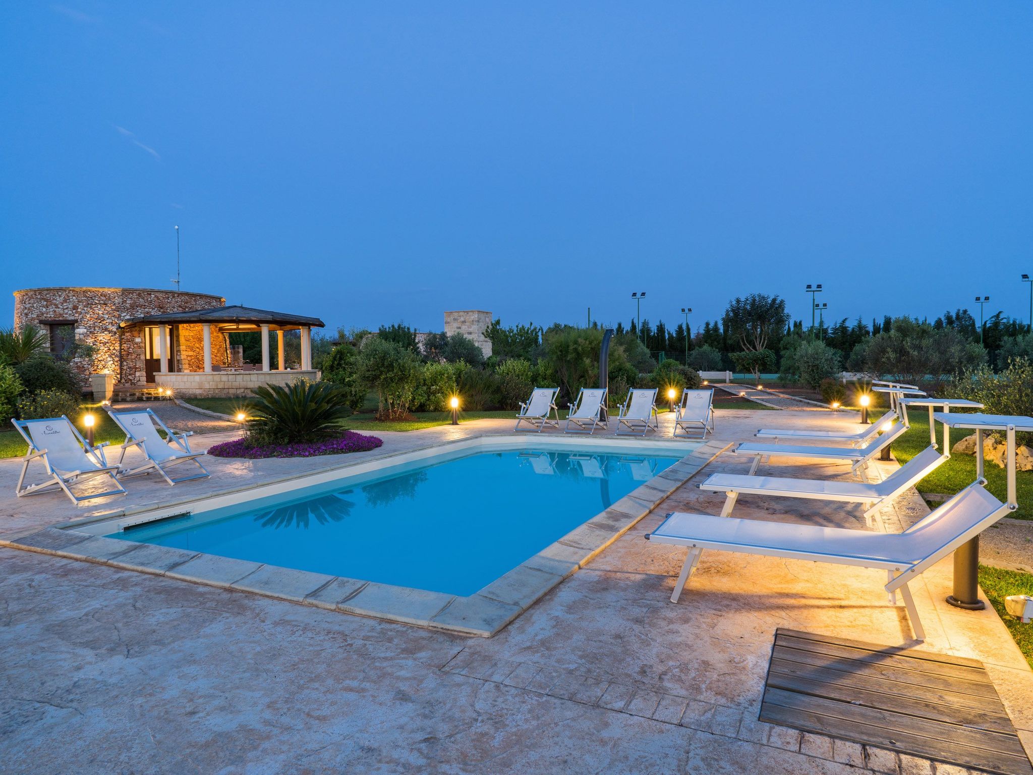 FURNEEDHRI: Trullo 'Walnuss'-Dedans