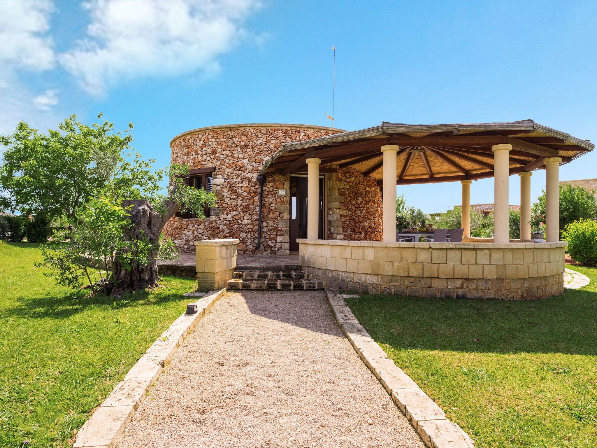 FURNEEDHRI: Trullo 'Walnuss'-Dedans