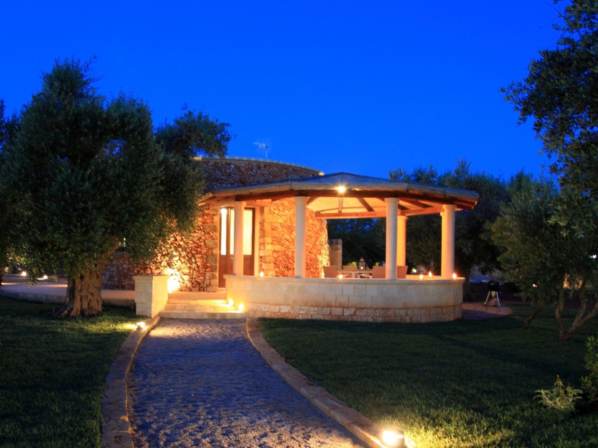 I FURNEDDHRI - Wohnstruktur bestehend aus 4 Trulli mit Schwimmbad-Drinnen