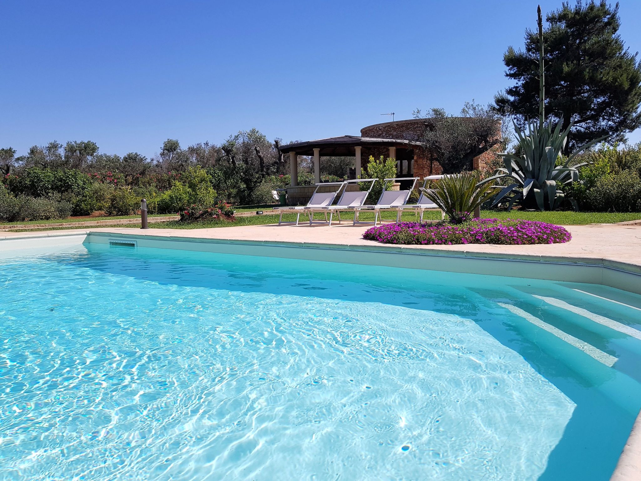 I FURNEDDHRI - Wohnstruktur bestehend aus 4 Trulli mit Schwimmbad-Drinnen