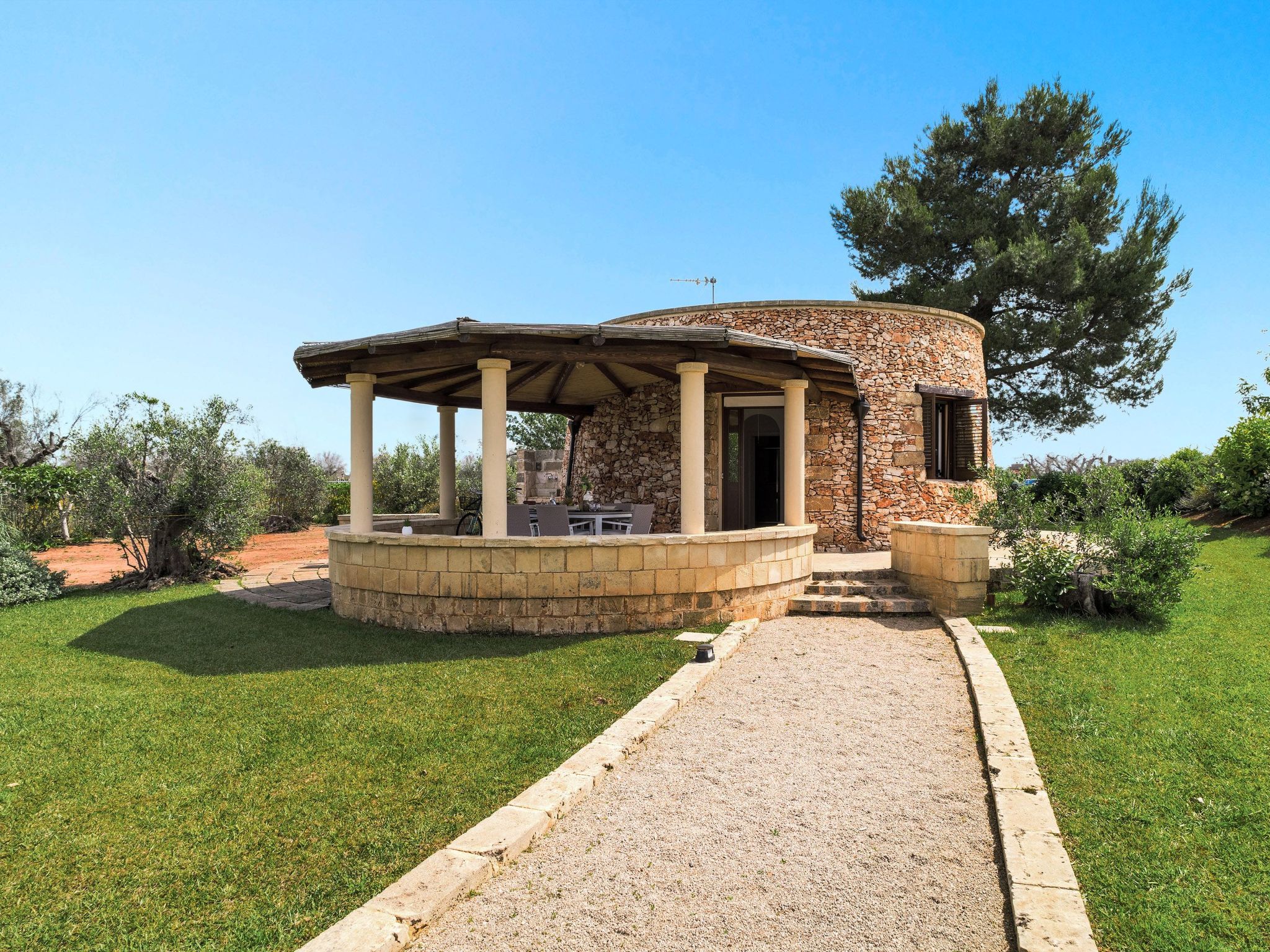 I FURNEDDHRI - Wohnstruktur bestehend aus 4 Trulli mit Schwimmbad-Drinnen