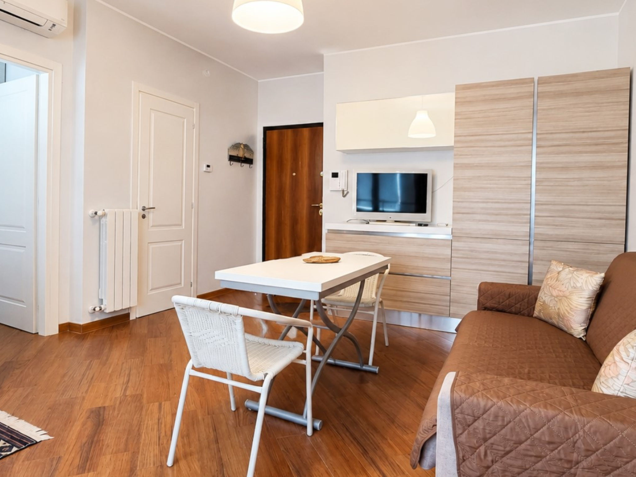  — Kitchen / Dining Room (5 of 26)
