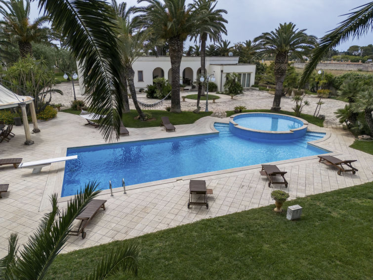 Op 1 km van het centrum: Ruime villa Incoronata met privézwembad in Gallipoli