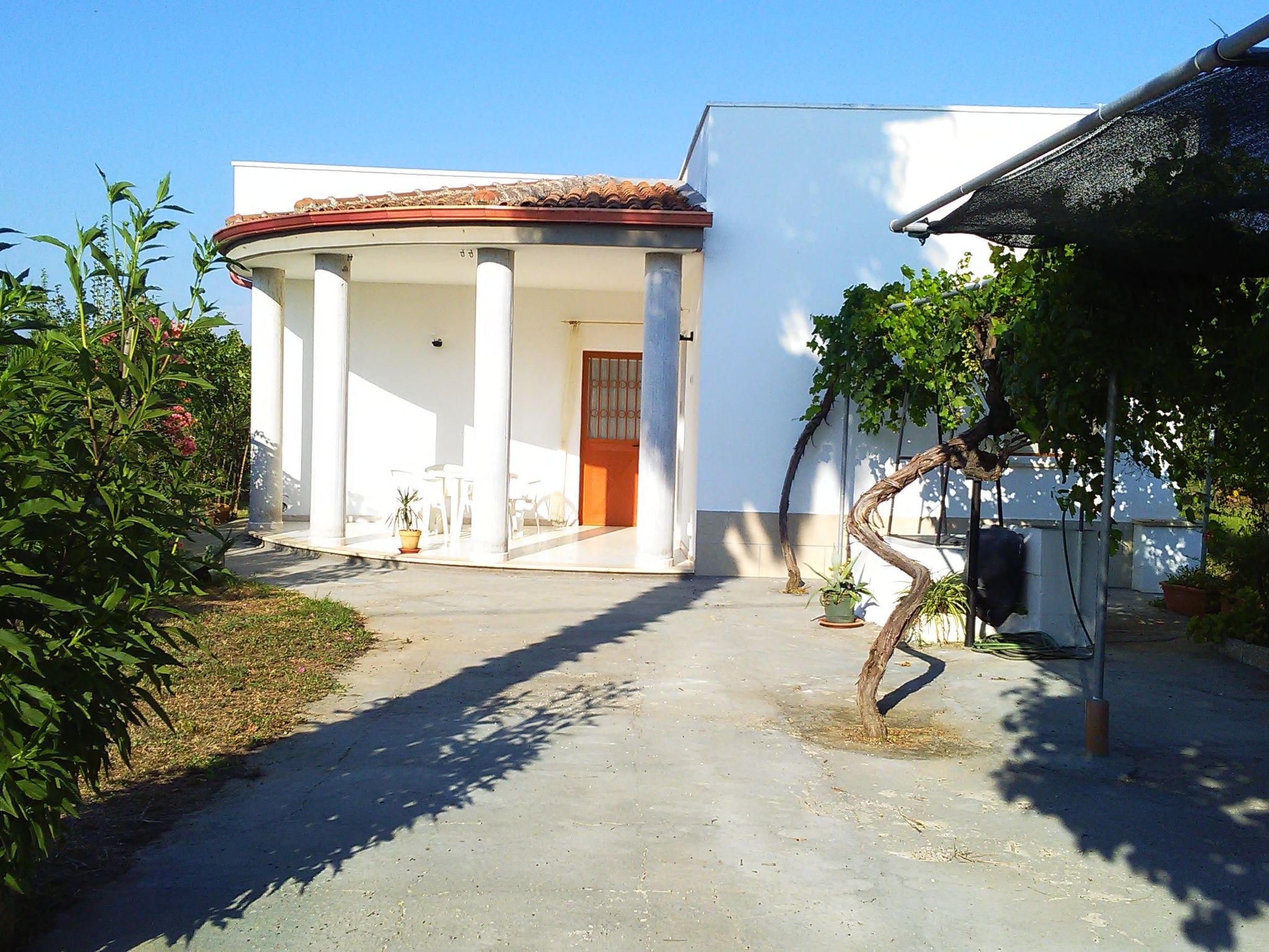 Kleine Villa mit geschlossenem Garten in Parabita-Binnen