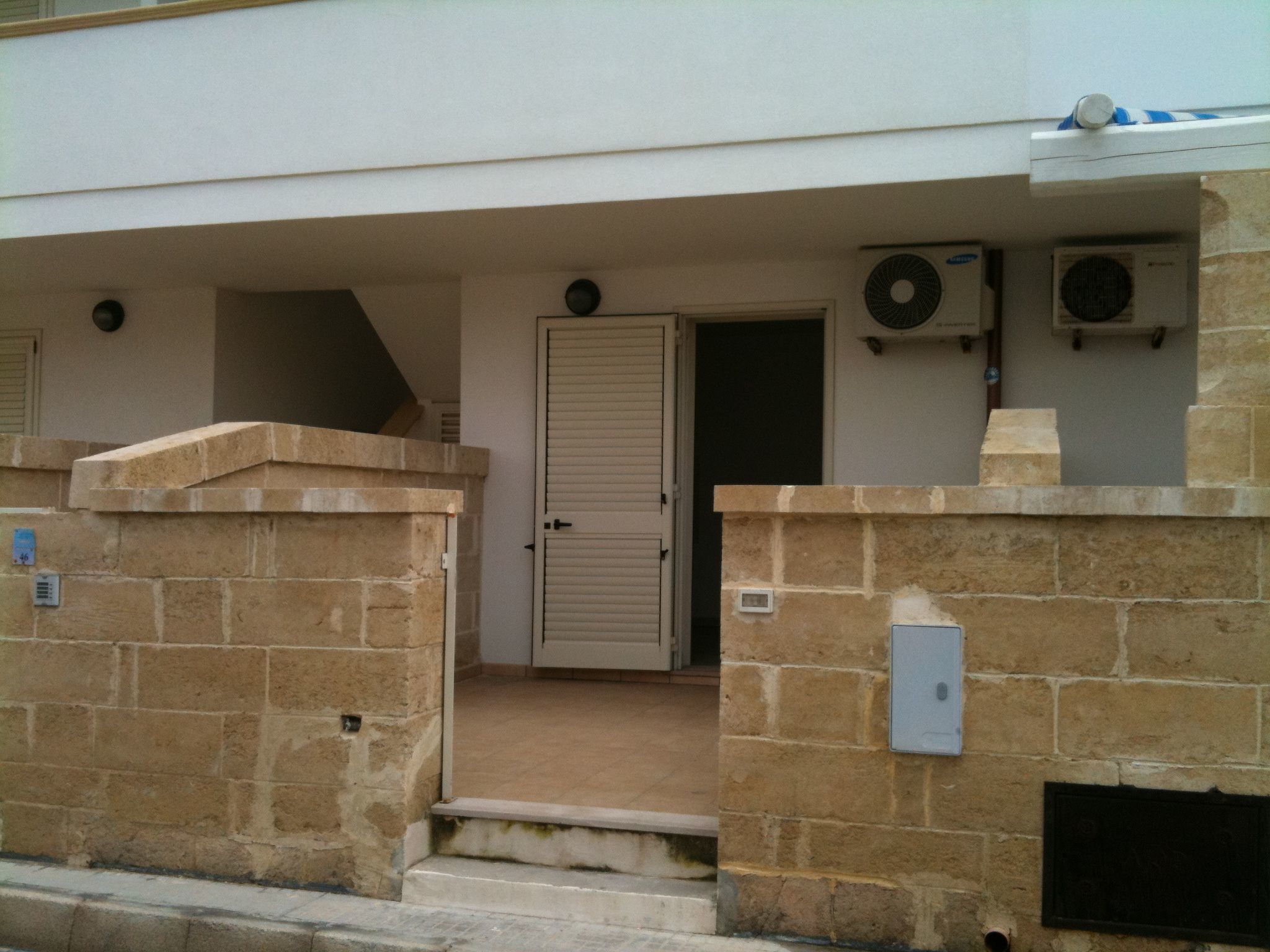 Ferienhaus mit umzäuntem Garten in Lido Marini (Italien) und 1 Hund erlaubt