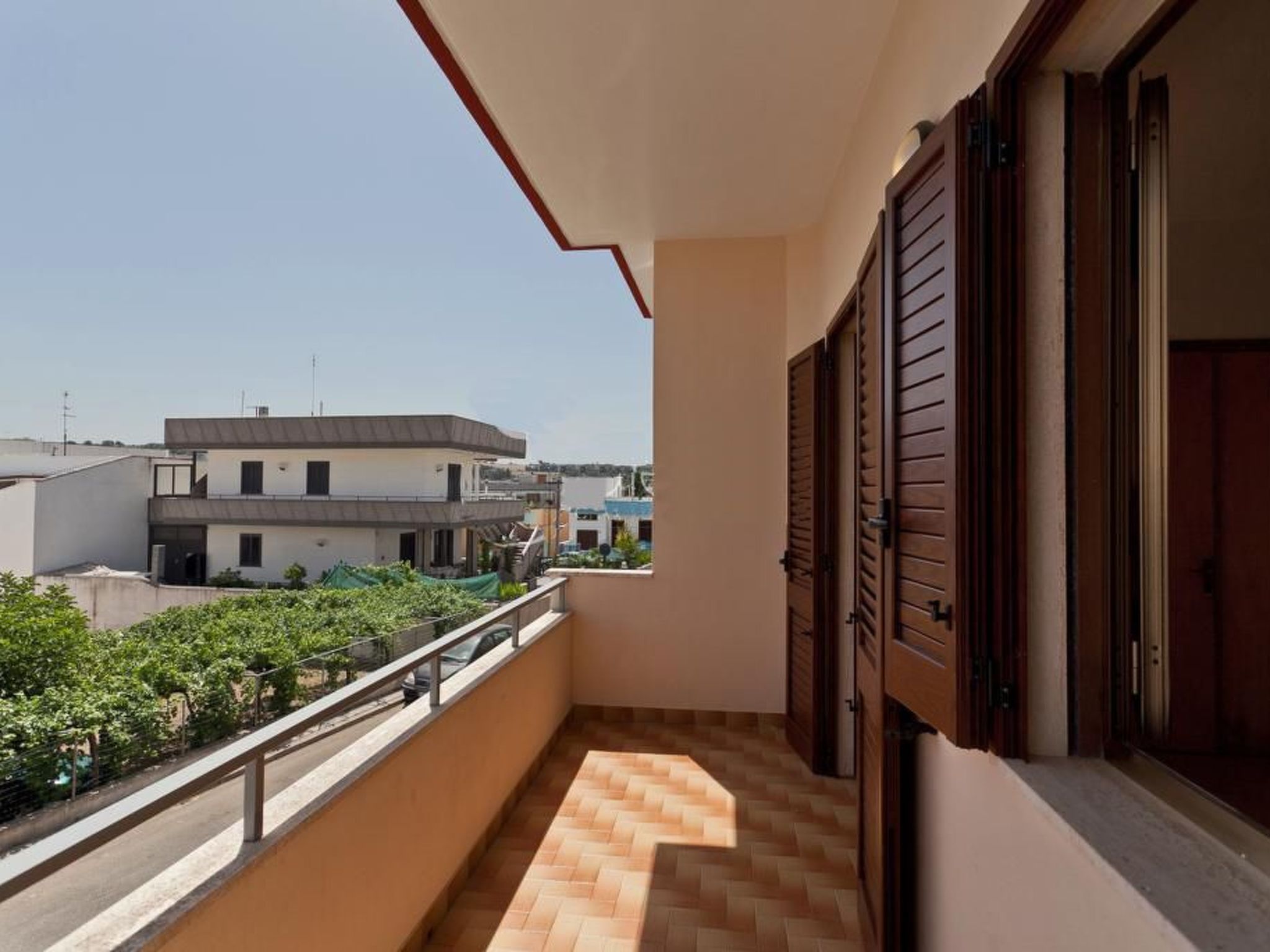 Die Wohnung ist sehr hell und luftig und wurde komplett renoviert und klimatisiert.
 Man betritt ein sehr großes Wohnzimmer mit Fernseher und Schlafsofa, auf der einen Seite eine sehr große Küche, ..