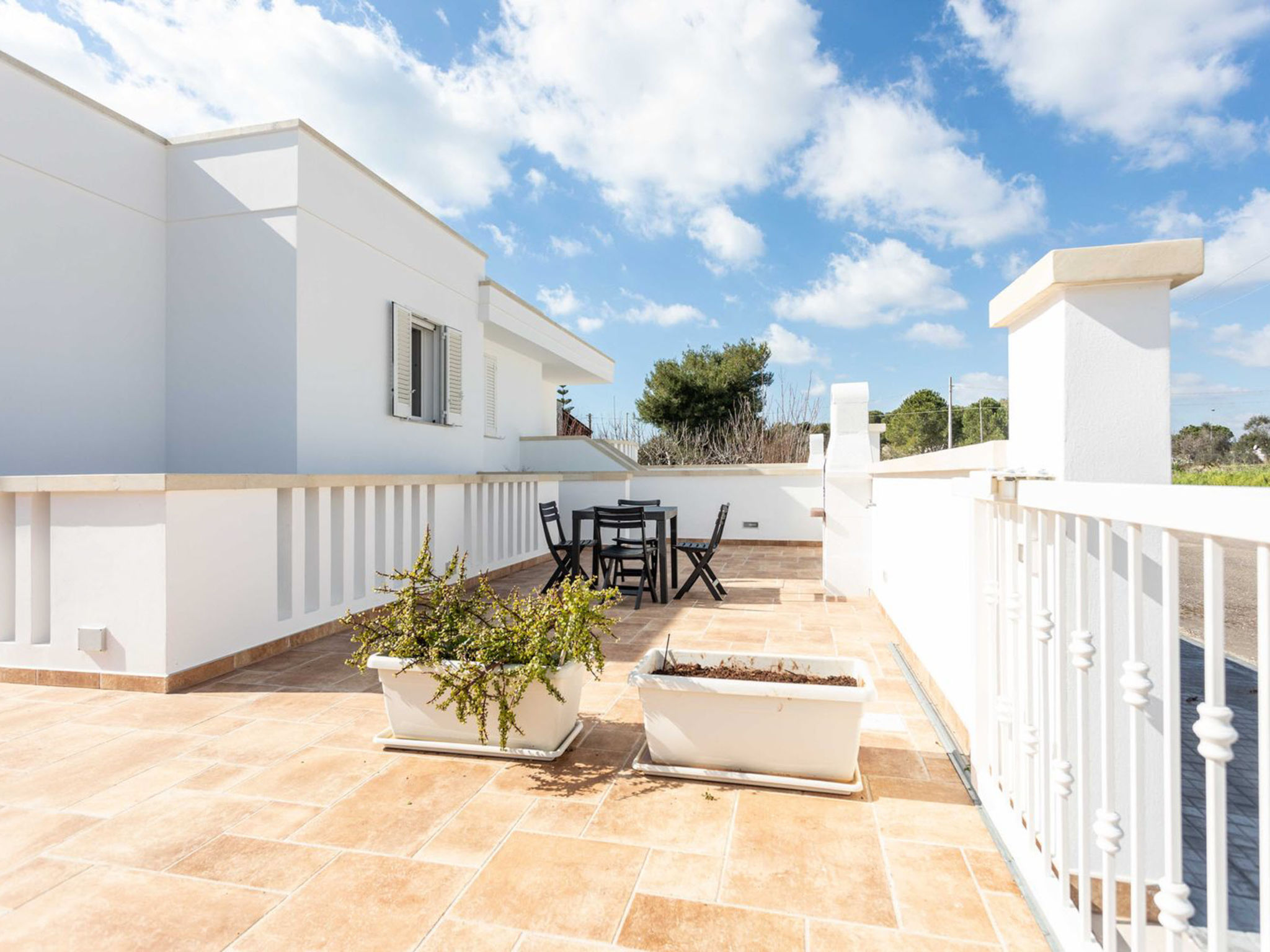 "Gioia 2", appartement 3-kamers 65 m2, souterrain. Licht, doelmatig en modern ingericht: woon-/eetkamer met 1 divanbed, eettafel, kookhoek en TV (Flatscreen TV), air-conditioning. Uitgang naar de zitp..