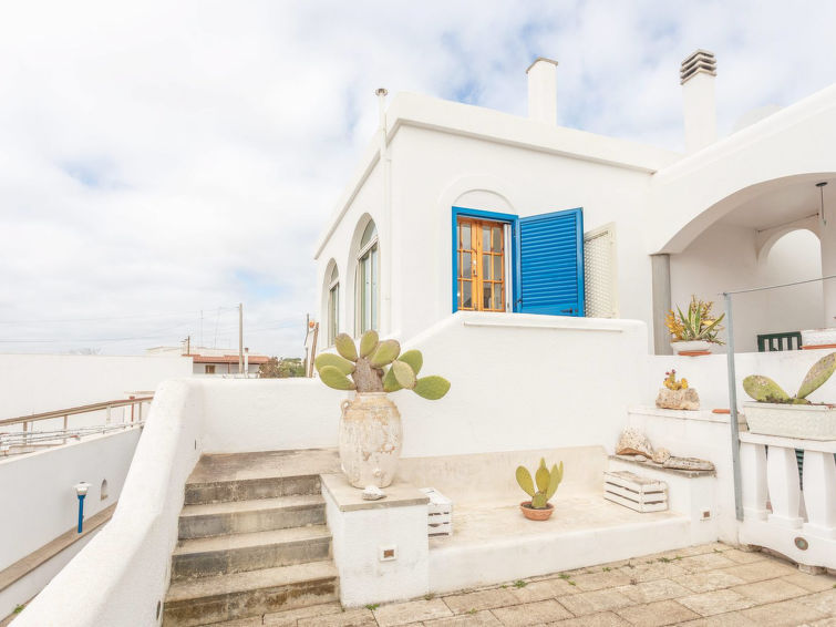 "Pisa 1", appartement 3-kamers 70 m2. Doelmatig en comfortabel ingericht: woon-/eetkamer met open haard en air-conditioning. Uitgang naar de tuin. 2 2-pers. kamers. Open keuken (4-pits kookplaat, oven..