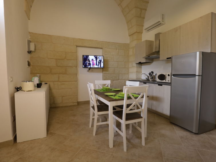 "Spicchi di Salento - Mandarino", appartement 2-kamers 35 m2, op de begane grond. Volledig gerenoveerd in 2023, mooi en stijlvol ingericht: woon-/eetkamer 18 m2 met eettafel, kookhoek, air-conditionin..