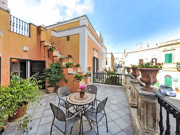 Appartement met open haard in het centrum van Carovigno in Carovigno
