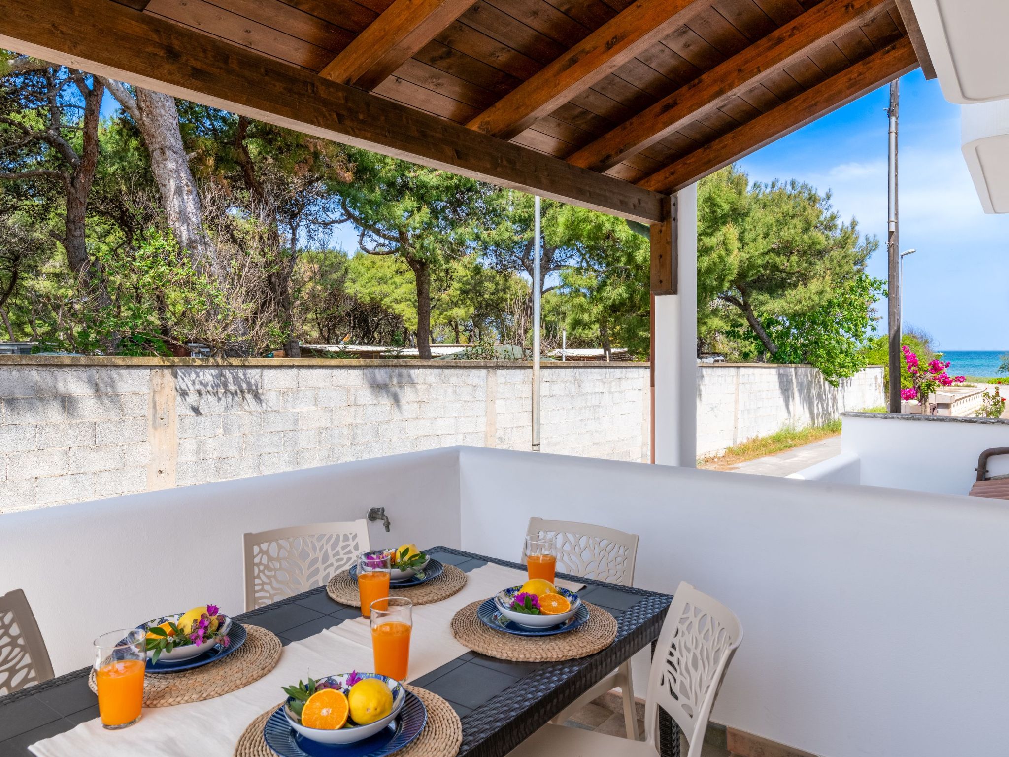 Sea view at Viola is een appartement met uitzicht op zee op slechts 80 meter van het Tamerici strand bij Lido Specchiolla. Vanwege de nabijheid van de zee is dit tweekamerappartement ideaal voor gezin..