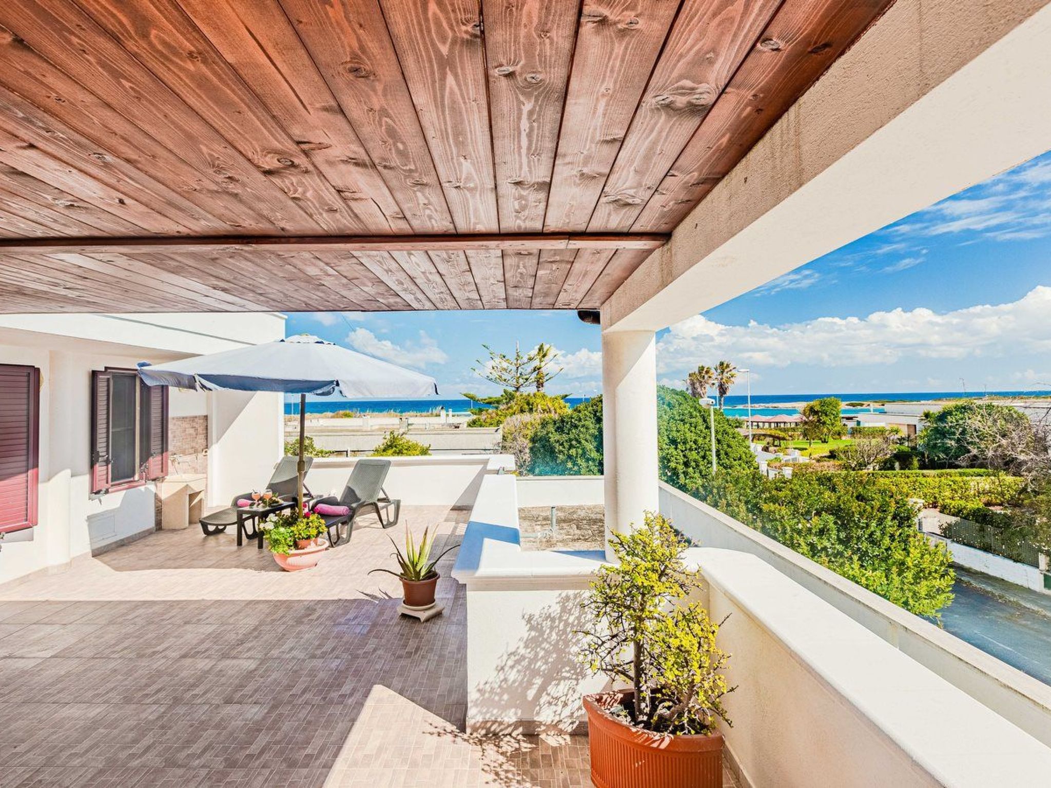 Dit is een modern appartement aan zee op 20 m van de stranden van Pantanagianni. Het ligt in de jachthaven van Carovigno vlakbij het charmante Ostuni en niet ver van het Torre Guaceto natuurreservaat...