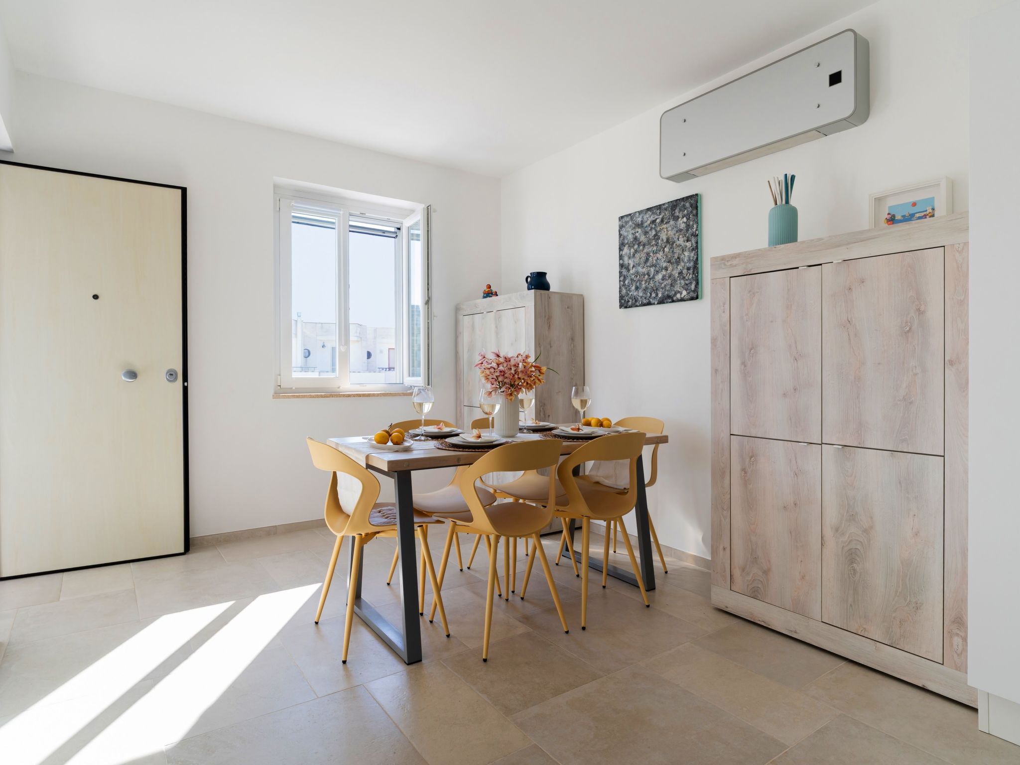 'Connie's House-Binnen