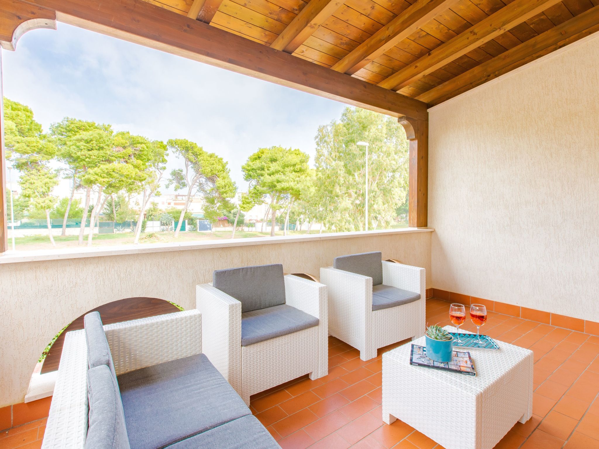 Modern huis aan zee te huur in Lido Specchiolla in de jachthaven van Carovigno. Een klein pittoresk haventje ligt op 100 m afstand, en zandstranden liggen op 350 m afstand, op loopafstand. Het is gesc..