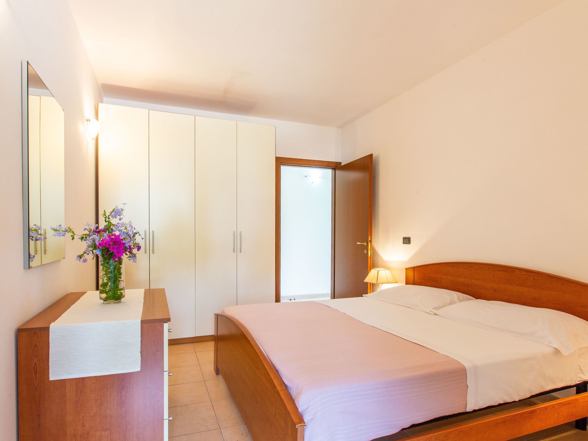 Flacher Rasen rechts-Drinnen