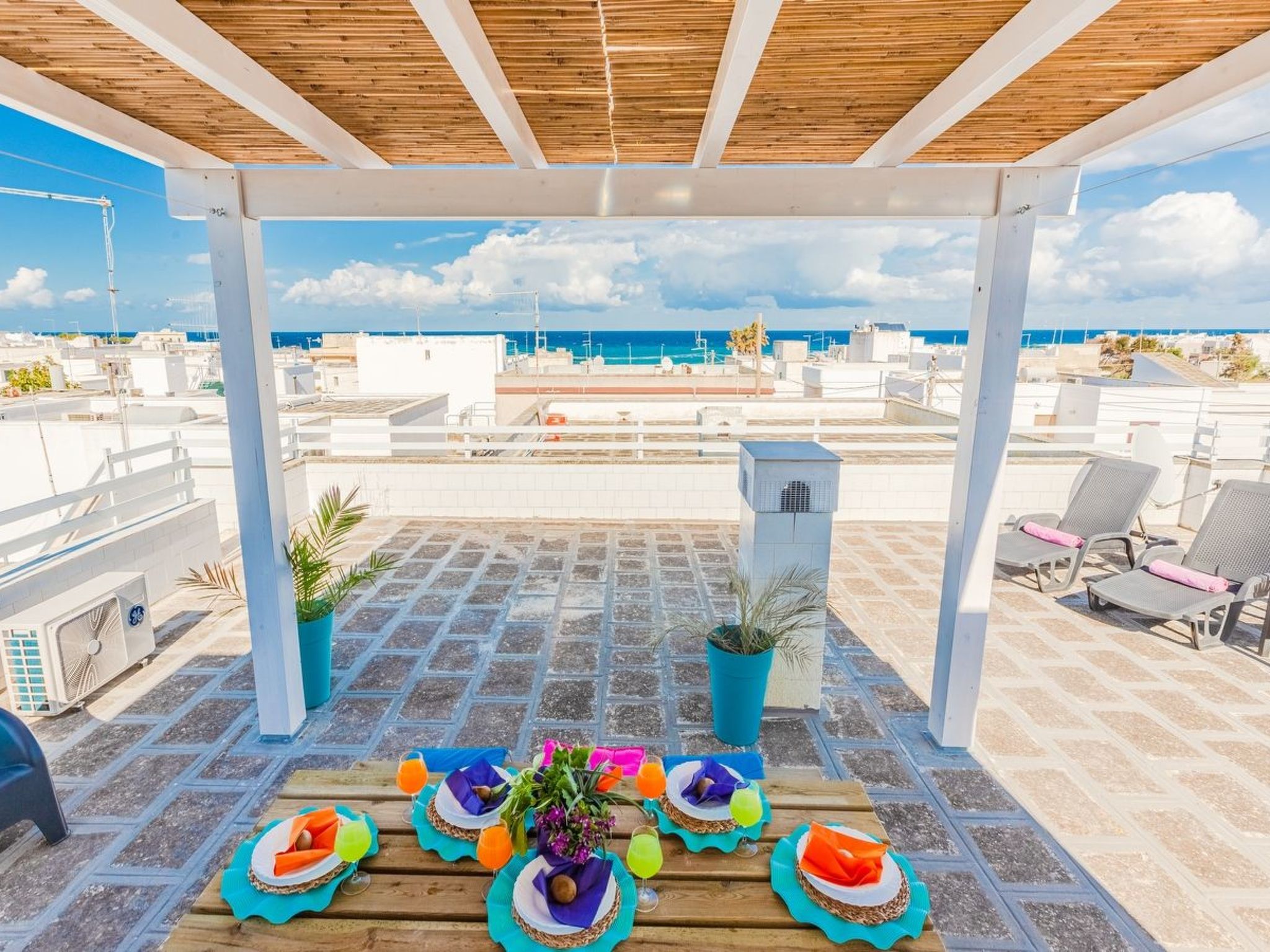La Terrazza di Marco is een huis aan het strand in Torre Santa Sabina, op 50 m van de stranden. Ook ideaal voor twee gezinnen. De wi-fi is snel en wordt aangeboden via glasvezel - geweldig voor slim w..