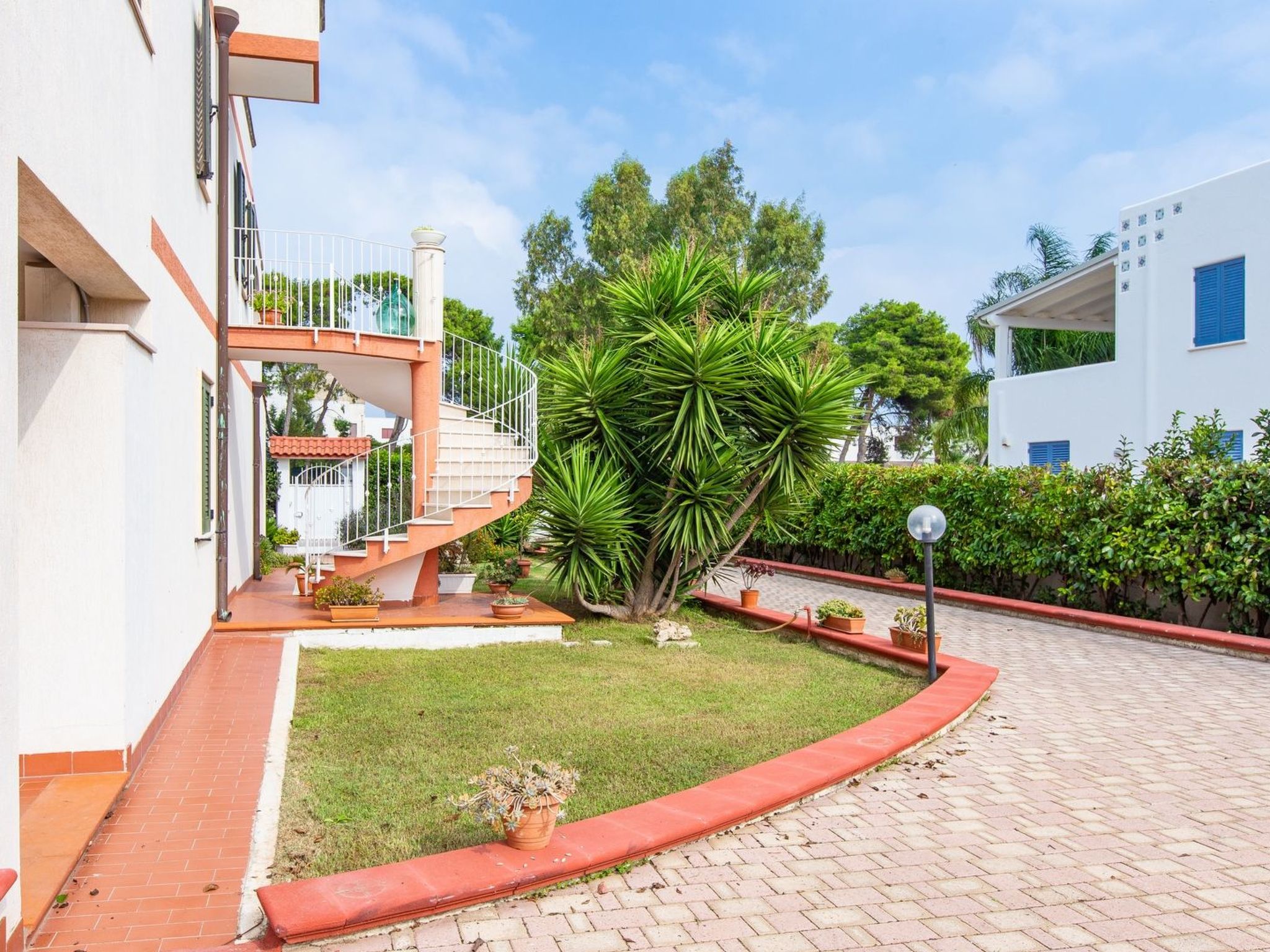 Flacher Rasen links-Binnen