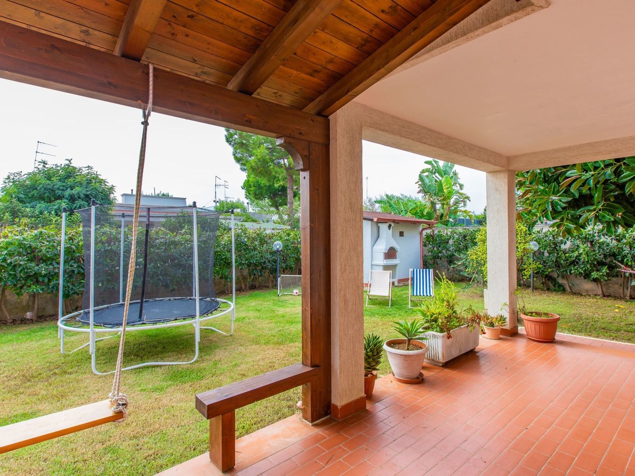 Flacher Rasen links-Binnen