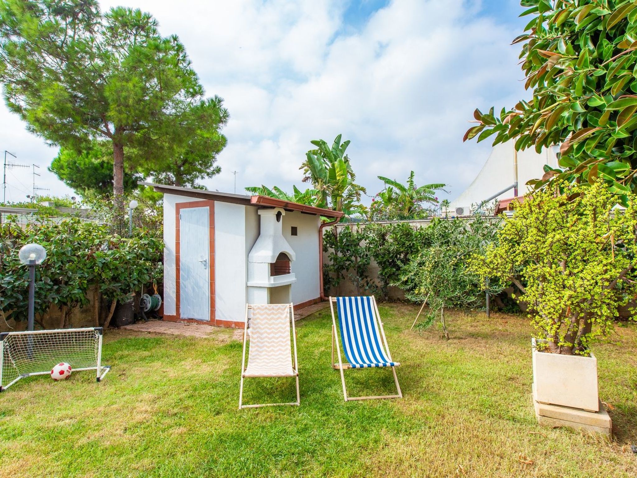 Flacher Rasen links-Binnen