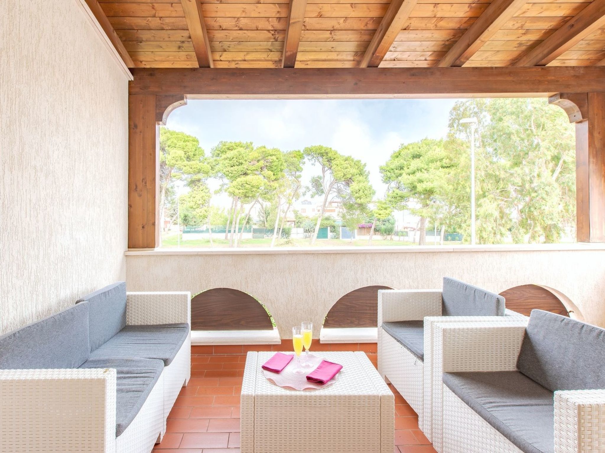 Flacher Rasen links-Binnen