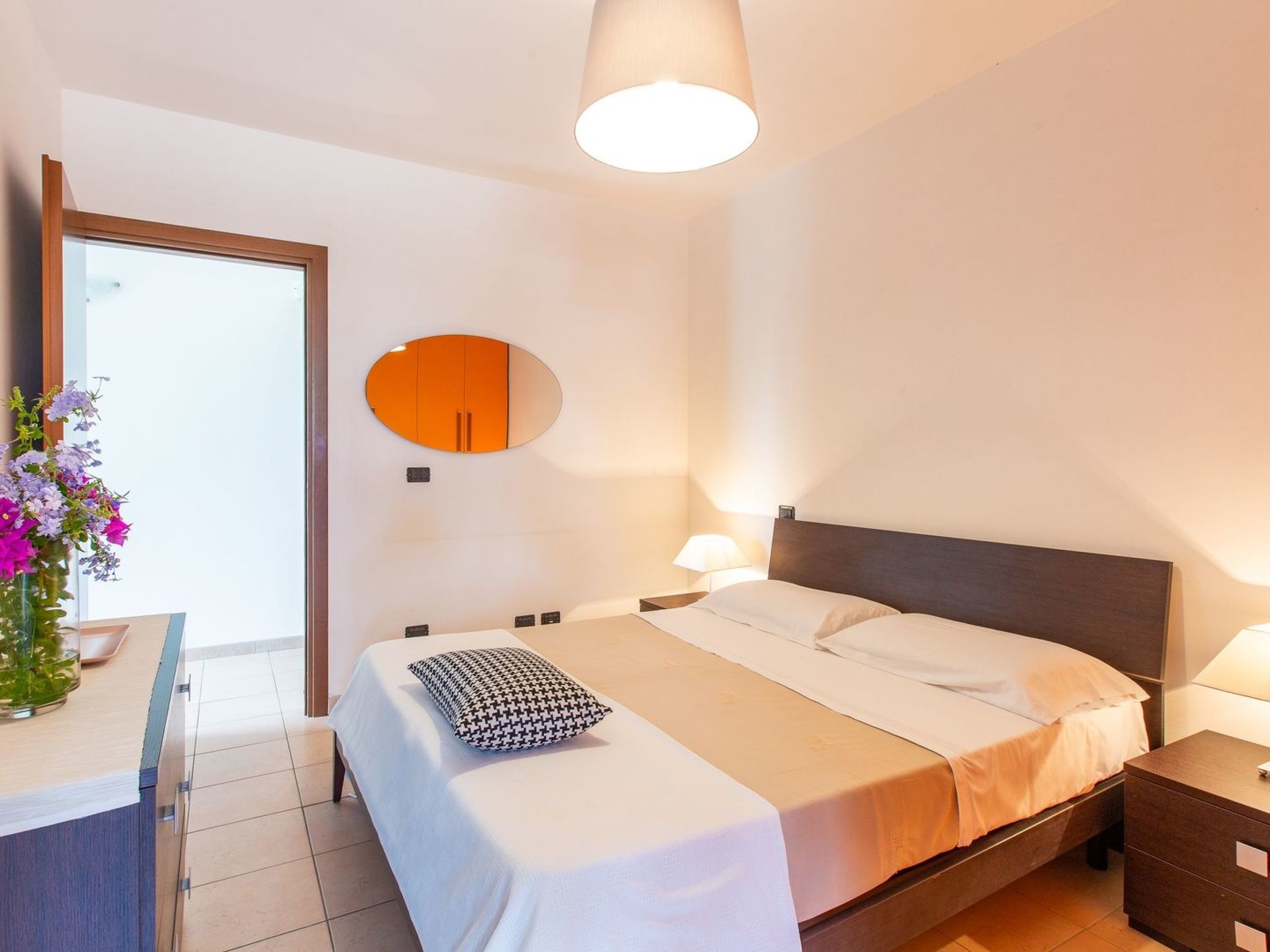 Flacher Rasen links-Binnen