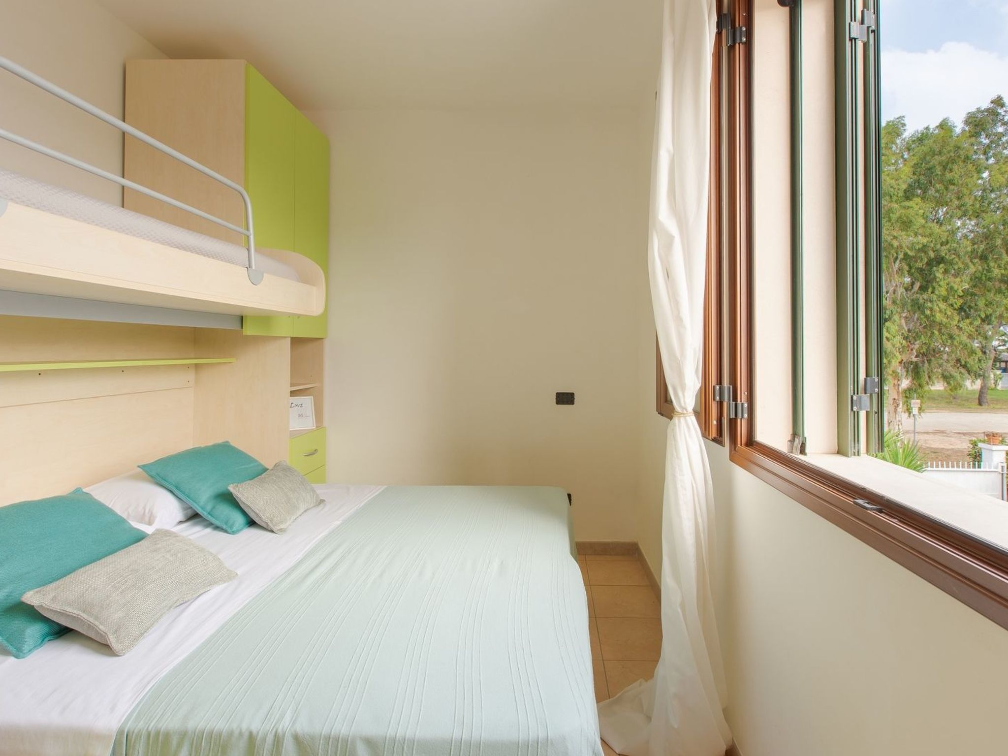 Flacher Rasen links-Binnen