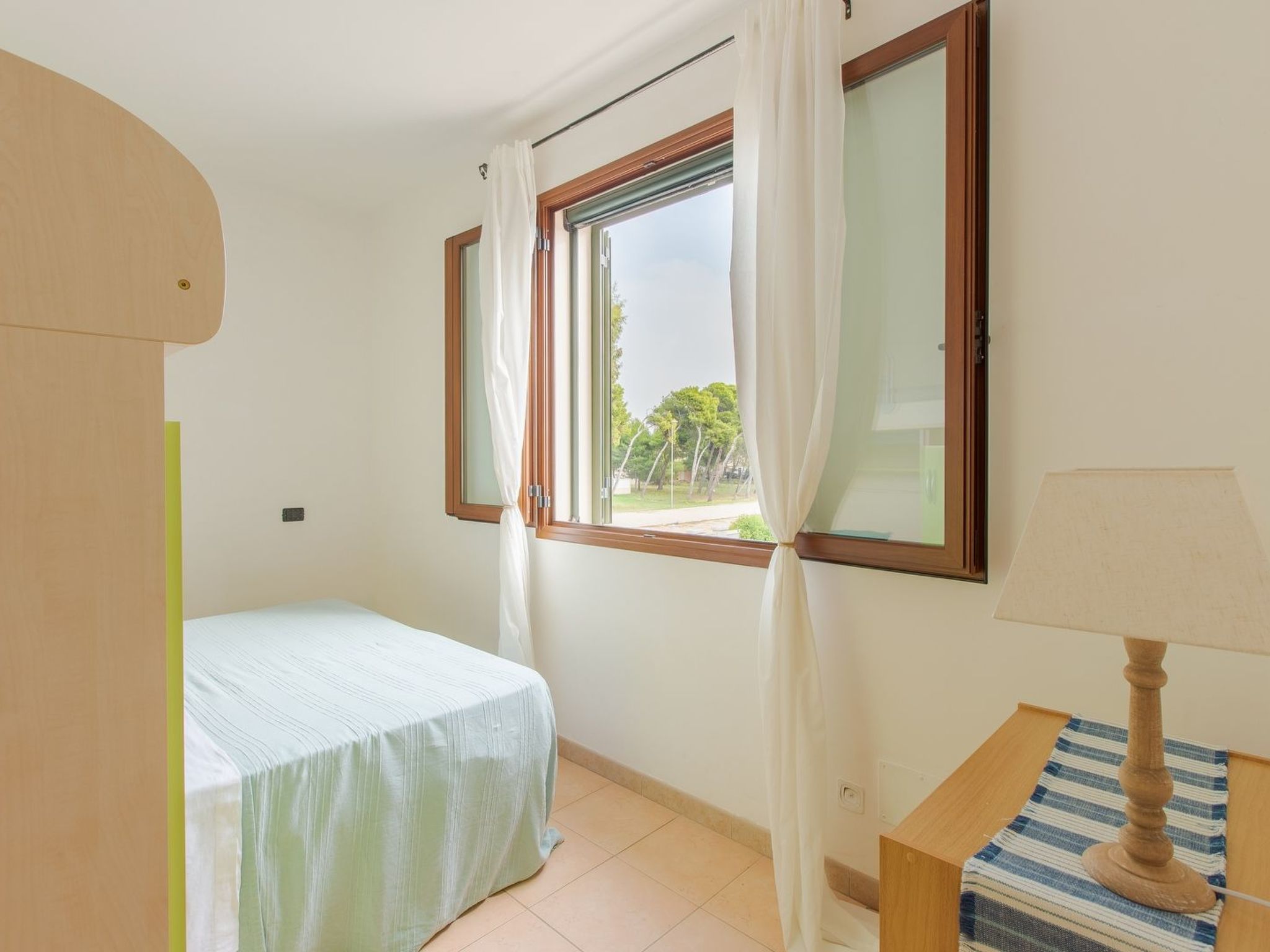 Flacher Rasen links-Binnen