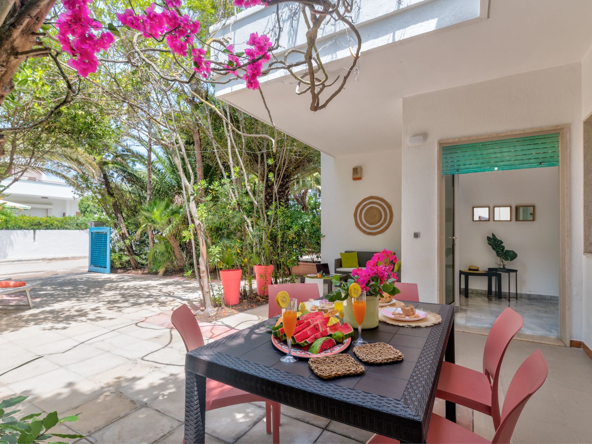 Villa Coralia is heel bijzonder; het ligt op slechts 20 m van de zandstranden van Lido Pantanagianni. Het is ideaal voor wie op twee stappen van de zee wil zijn. Het heeft ook veel buitenruimte: tuin,..