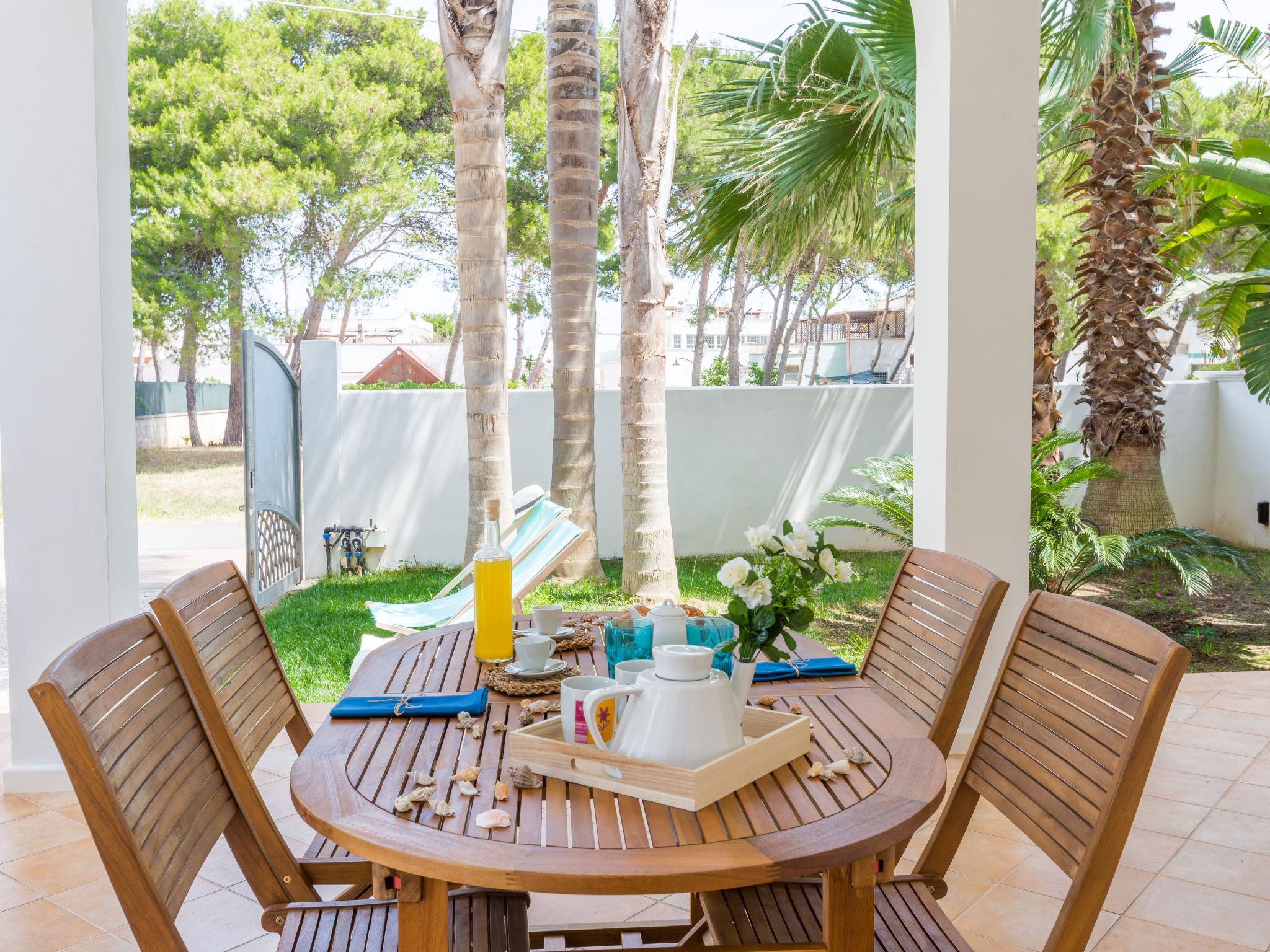Villa met privétuin in Lido Specchiolla, op slechts 500 m van het strand. Schaduwrijke veranda om buiten te eten of te ontspannen op ligstoelen. Ligweide om in alle rust te zonnebaden, of perfect voo..