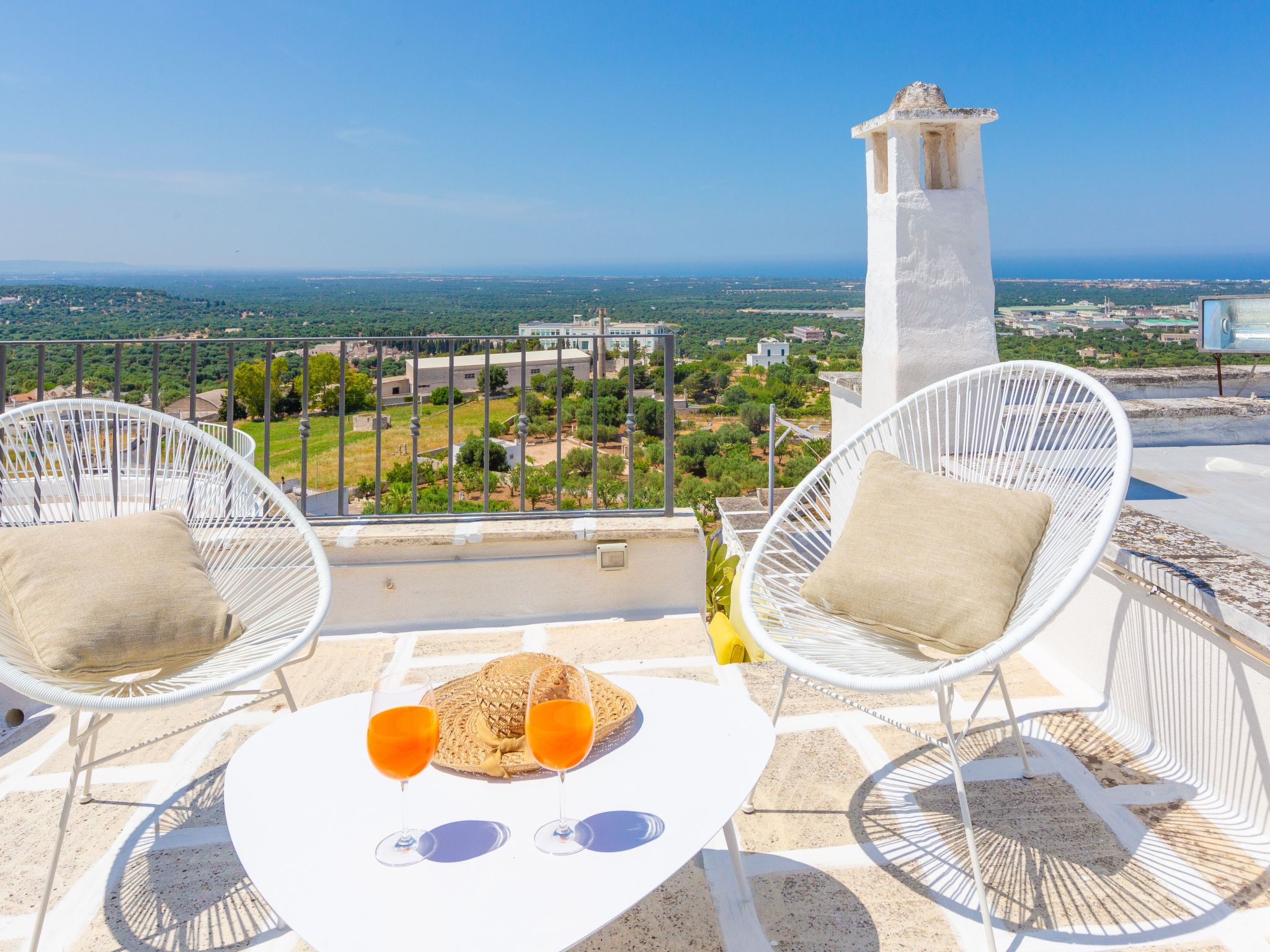 Romeo en Julia is een klein juweeltje in Ostuni vlakbij Alberobello, de beroemde stad van de trulli. Het is de ideale bestemming voor een stel op vakantie of een klein gezin. Vanaf het terras is het u..