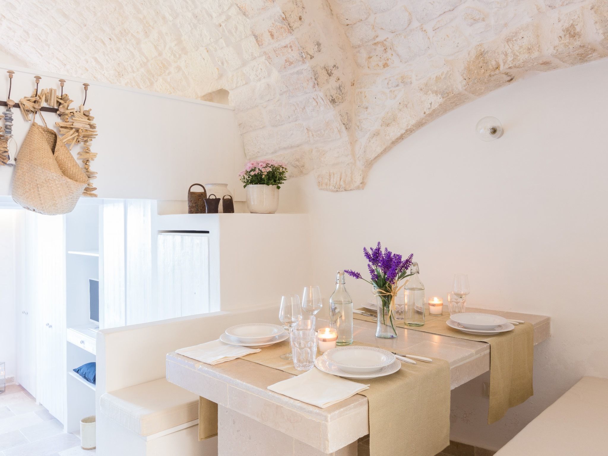 Rewarded for 25 years by "Blue Flag" as beach among the cleanest in Italy, Ostuni offers long golden sandy beaches that alternate with "bays" from the emerald waters, the "pocket -beach".
Guests are r..