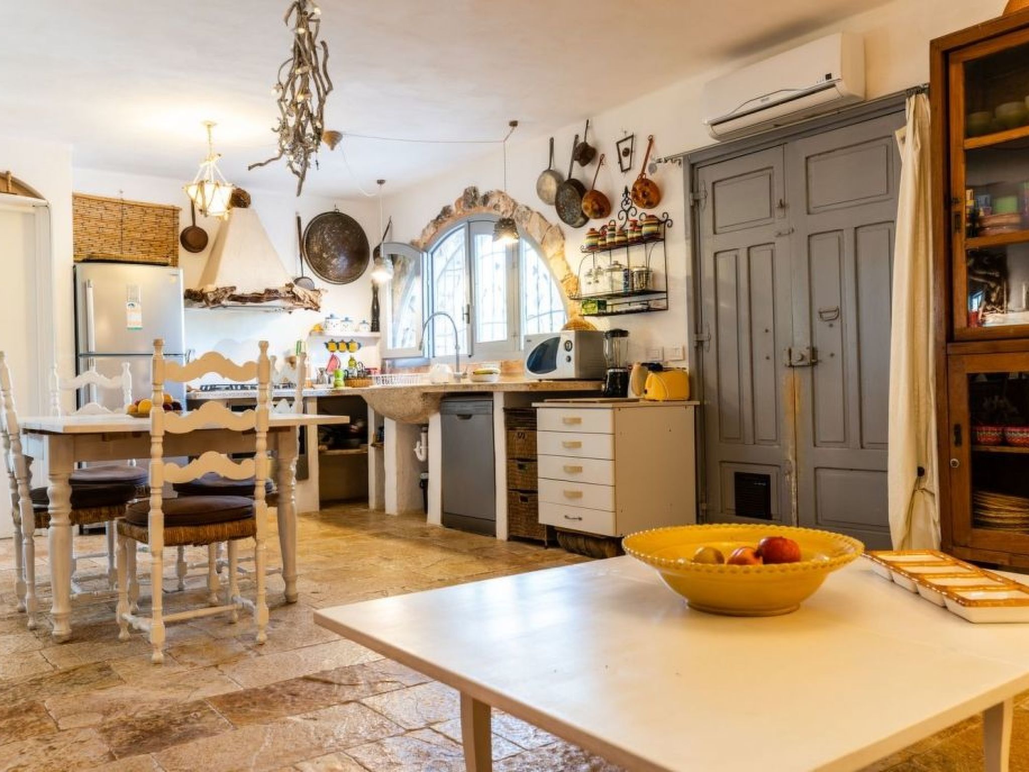 Schönes Steinhaus mit Pool und Panoramablick-Drinnen