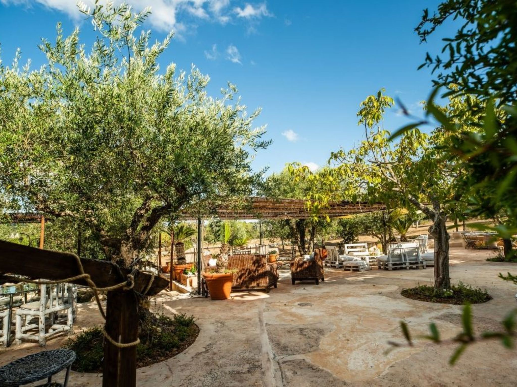 Schönes Steinhaus mit Pool und Panoramablick-Draußen