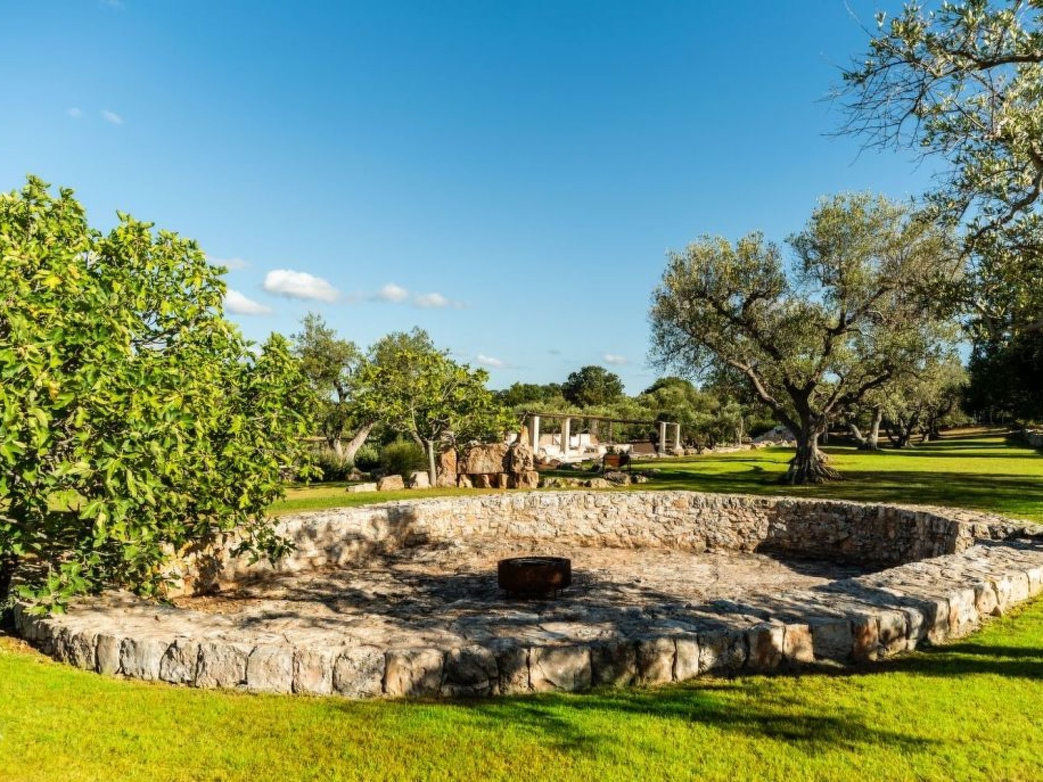 Schönes Steinhaus mit Pool und Panoramablick-Image-tags.info