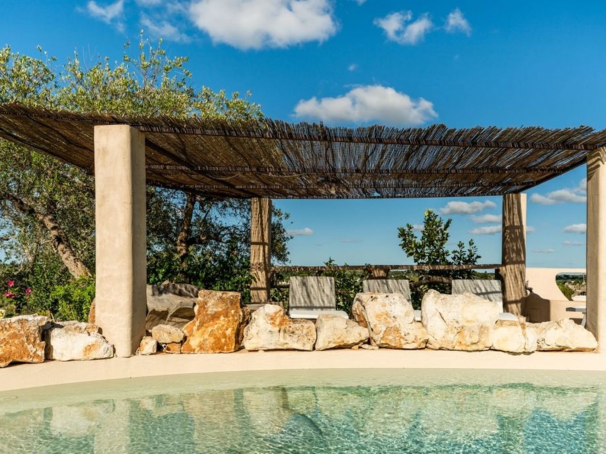 Schönes Steinhaus mit Pool und Panoramablick-Image-tags.info