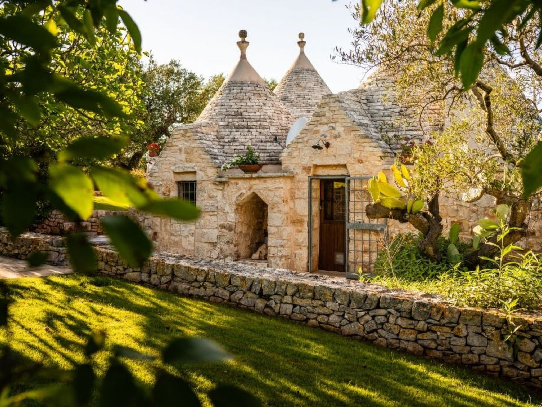 Schönes Steinhaus mit Pool und Panoramablick-Image-tags.info